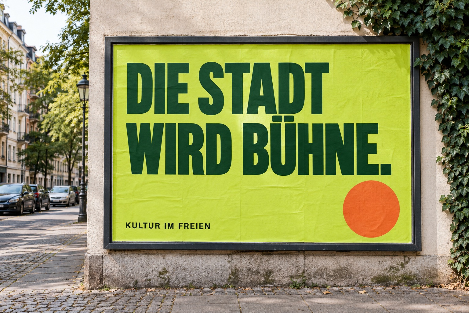 Illustratives Motiv: eine plakatierte Werbefläche mit grünem Kulturplakat an einer Stadtstraße